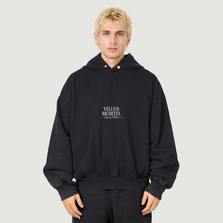 sudadera negra con el diseño "Create your own sunshine" en purpurina blanca