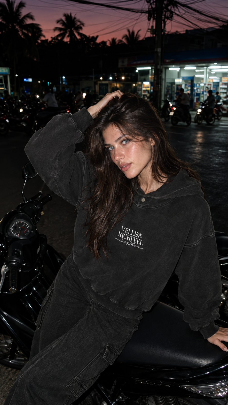 sudadera negra con el diseño "Create your own sunshine" en purpurina blanca