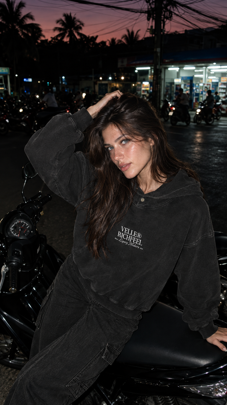 sudadera negra con el diseño "Create your own sunshine" en purpurina blanca