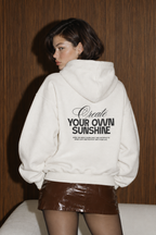 hoodie branca com arte "Ceate your own sunshine" em glitter preto