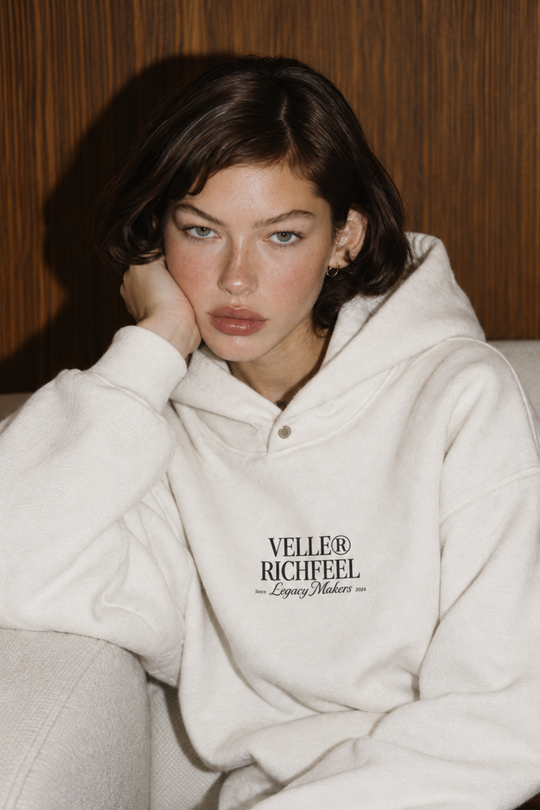 sudadera con capucha blanca con arte "Create your own sunshine" en purpurina negra