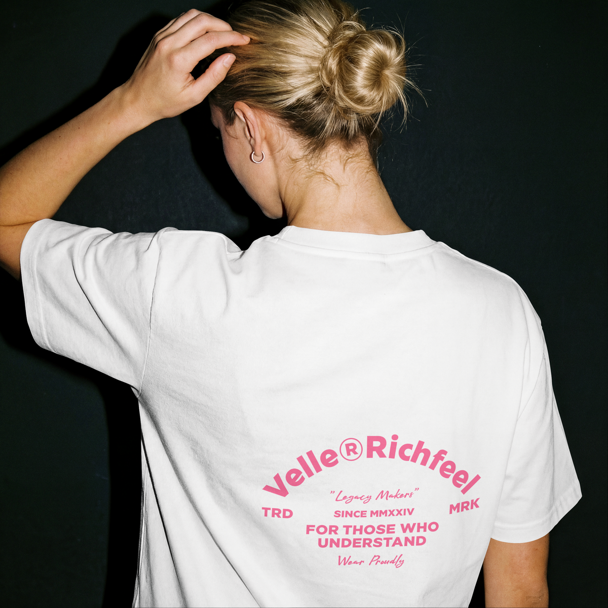 T-shirt boxy Velle — Arte que brilha no escuro