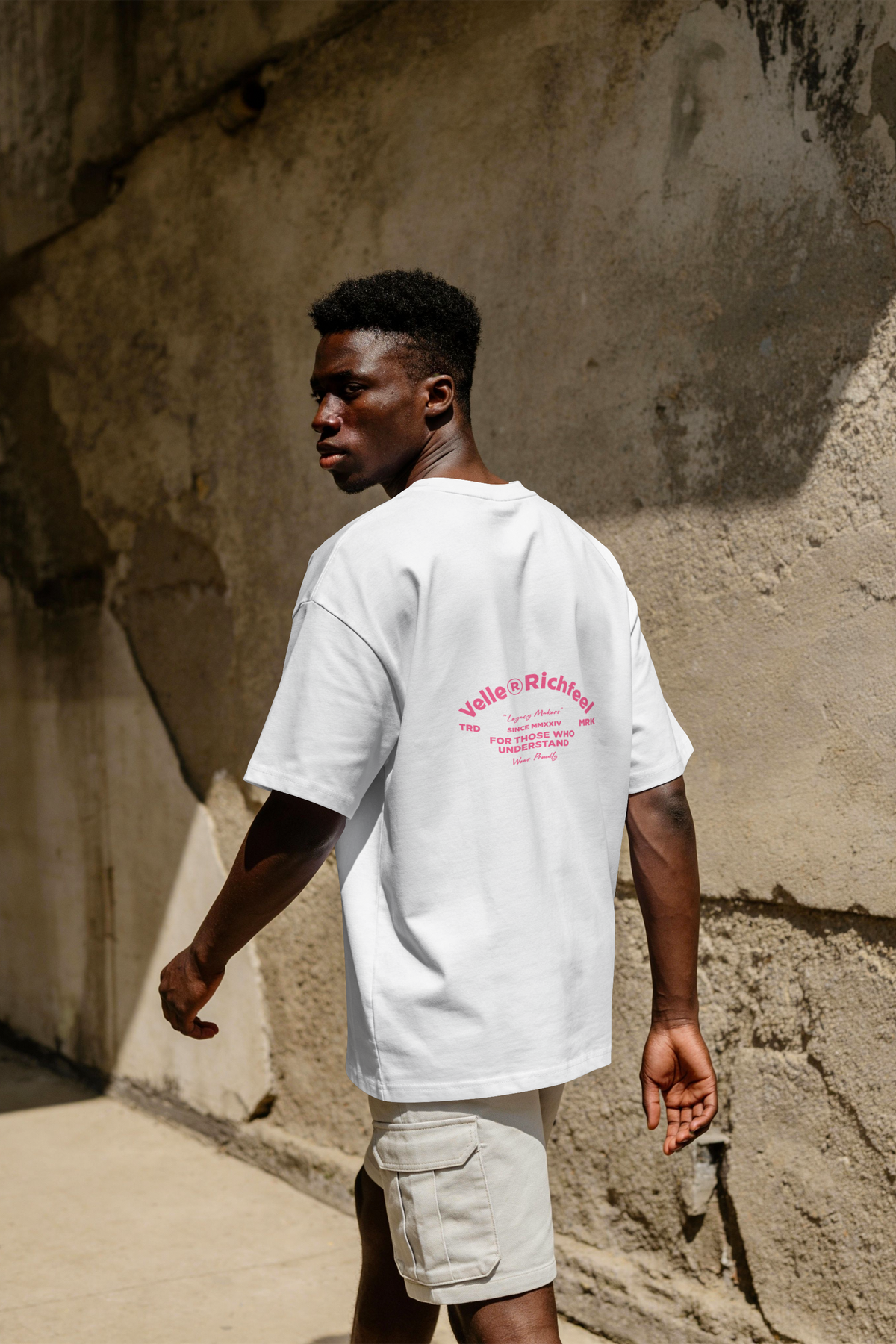 T-shirt boxy Velle — Arte que brilha no escuro