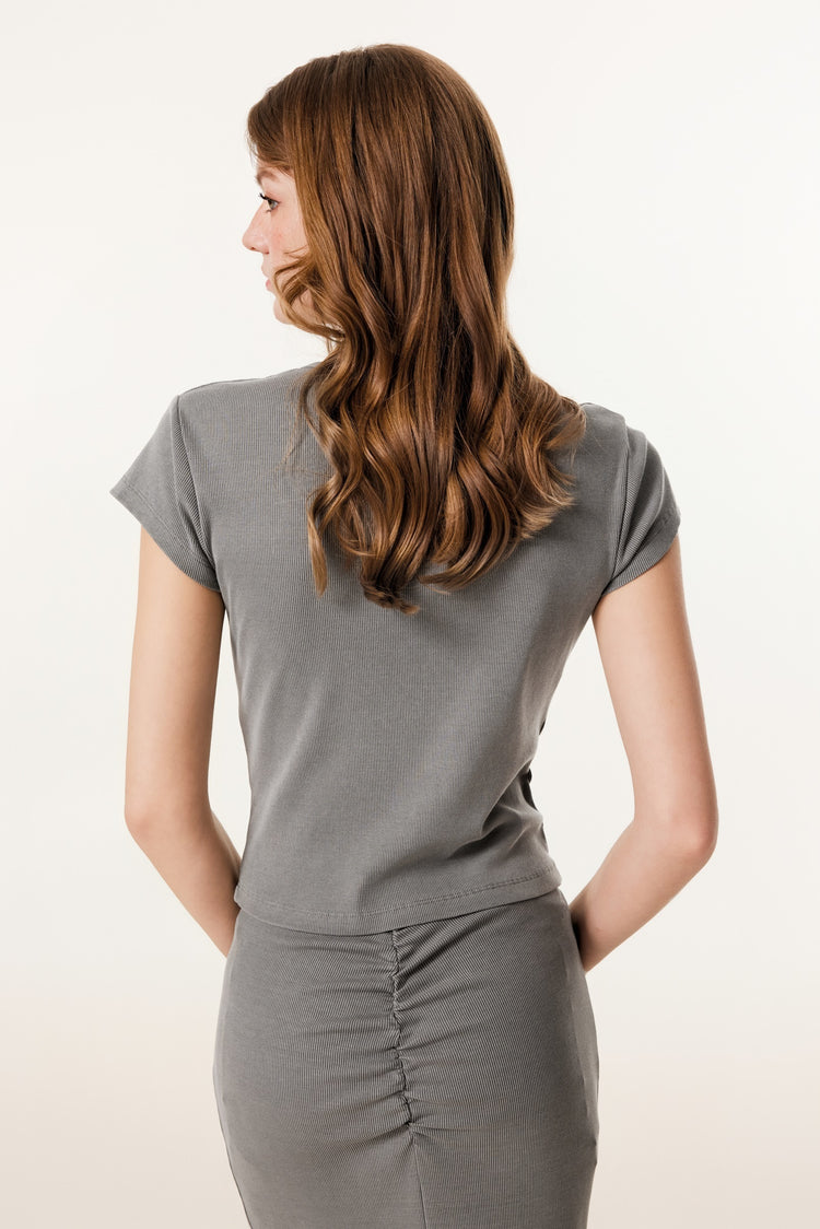 275GSM Women’s V-Neck Ski-Inspired Distressed-Wash T-shirt Medium gray