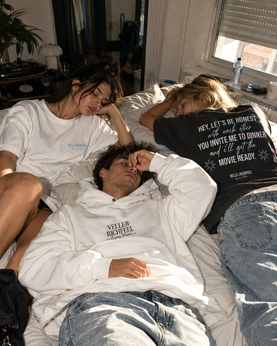 camiseta unisex boxy-fit con arte "BE HONEST" blanca